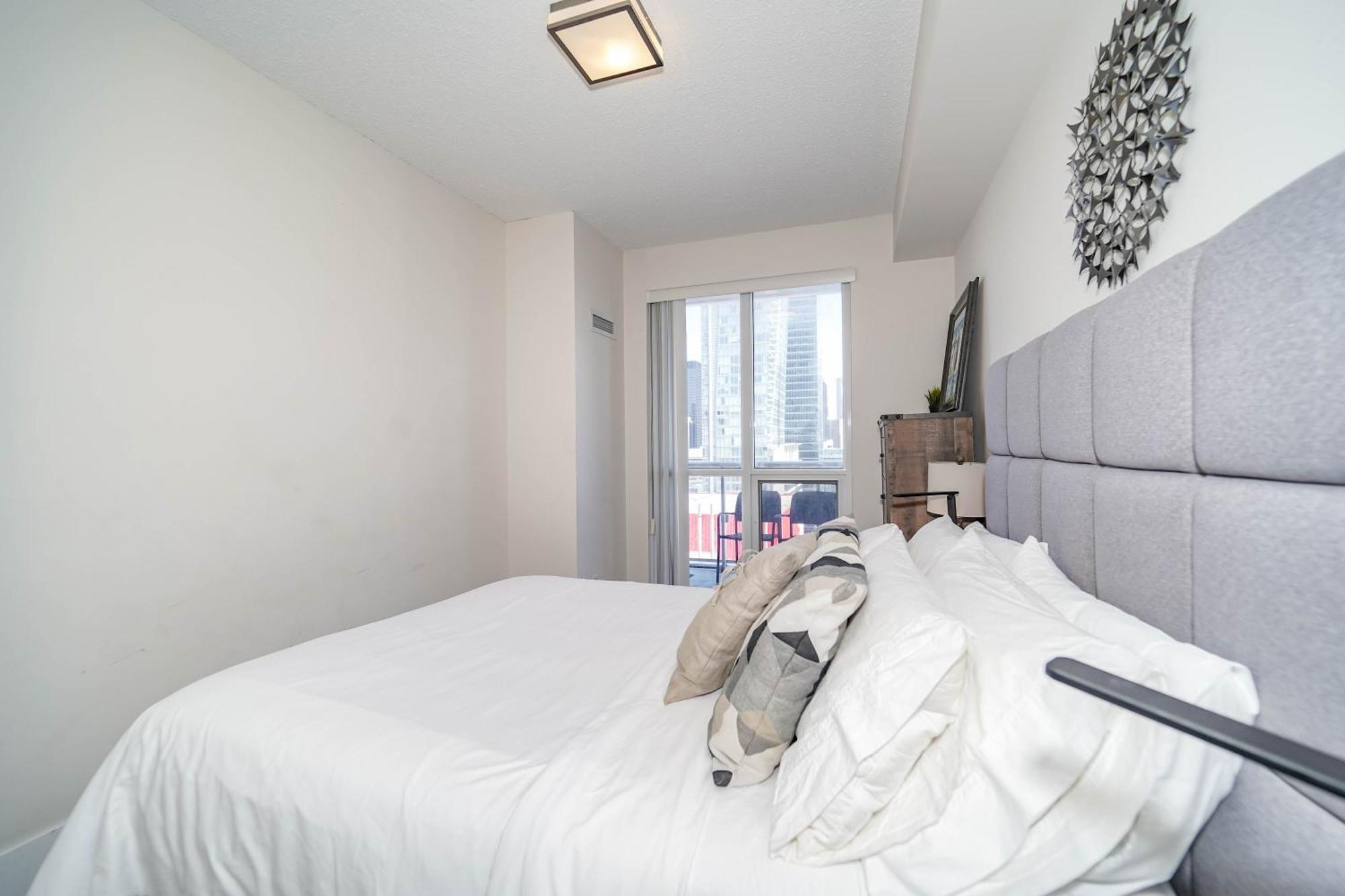 Chol Furnished Suites Heart Of Downtown Toronto, 2 Beds, Free Parking, Cn Tower View Dış mekan fotoğraf