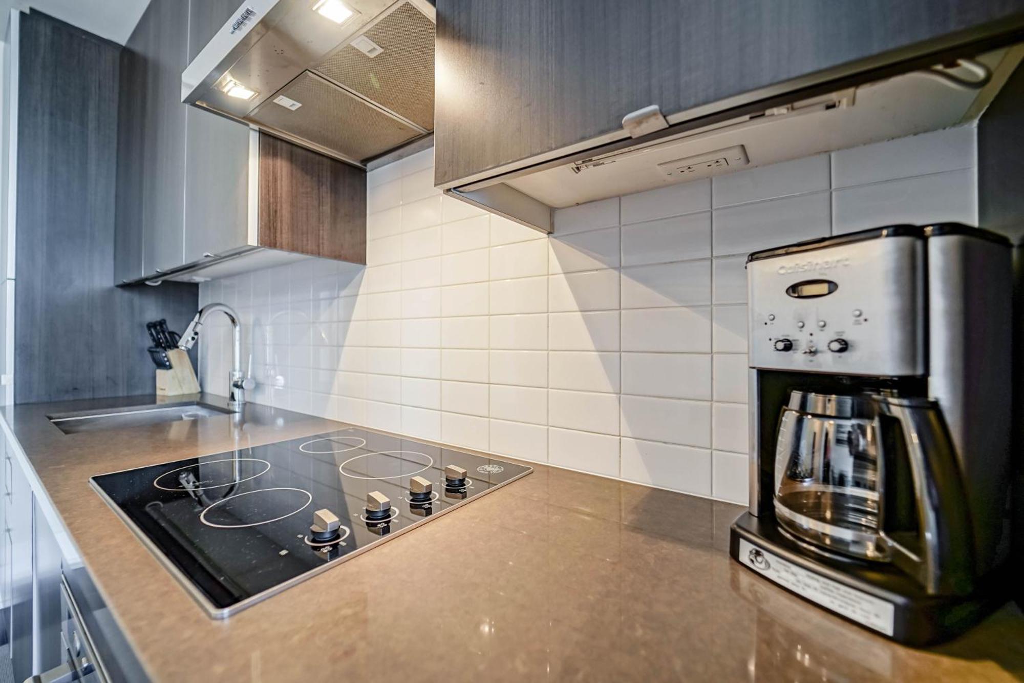 Chol Furnished Suites Heart Of Downtown Toronto, 2 Beds, Free Parking, Cn Tower View Dış mekan fotoğraf
